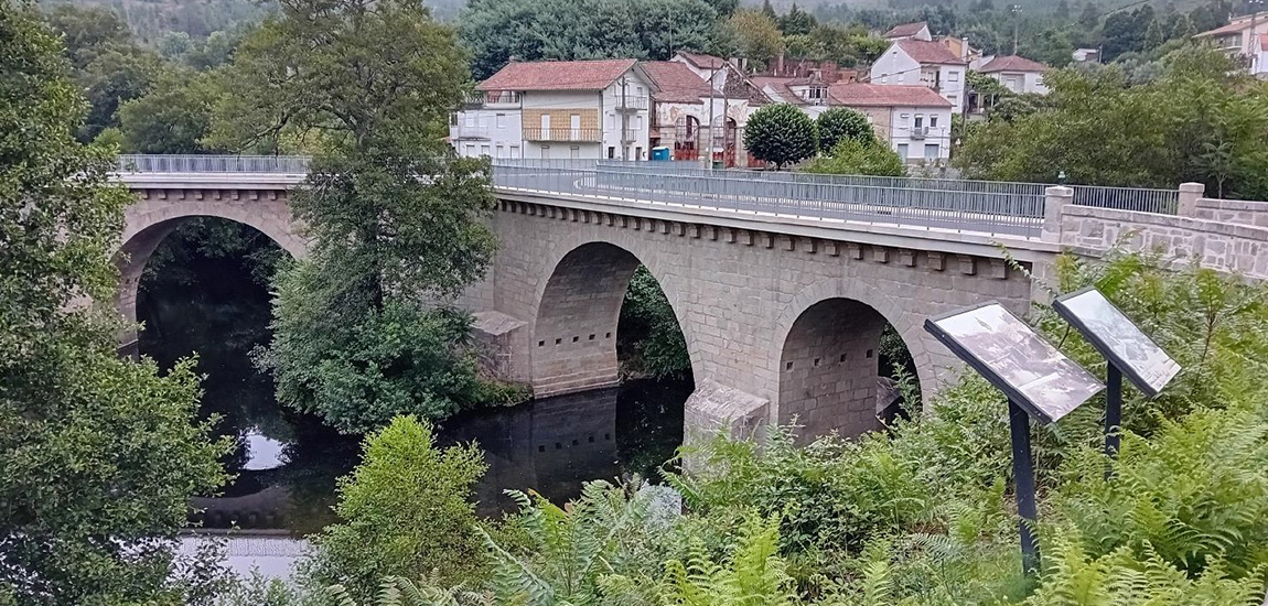 Grande plano fotográfico da obra de reabilitação da Ponte das Três Entradas em Oliveira do Hospital: fotografia 1