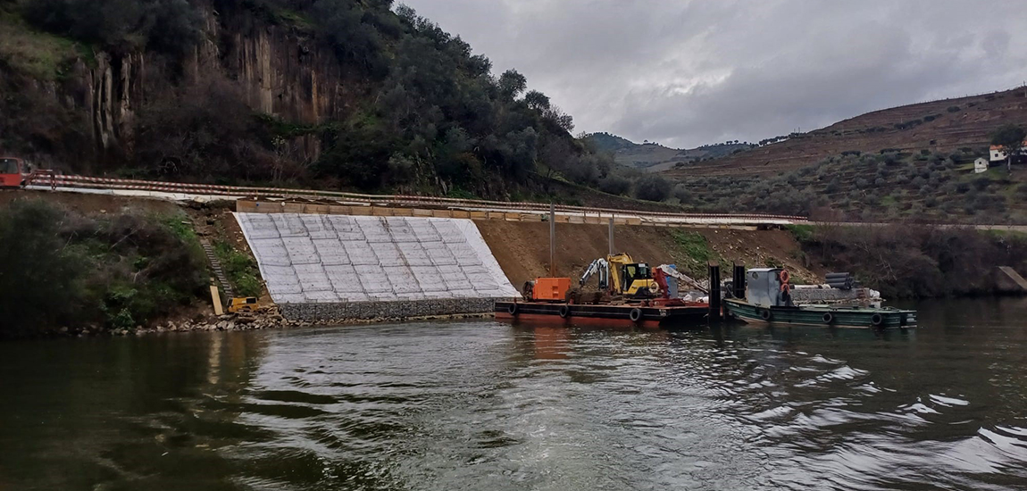 Imagem de trabalhos diurnos de estabilização de talude de aterro na Linha do Douro