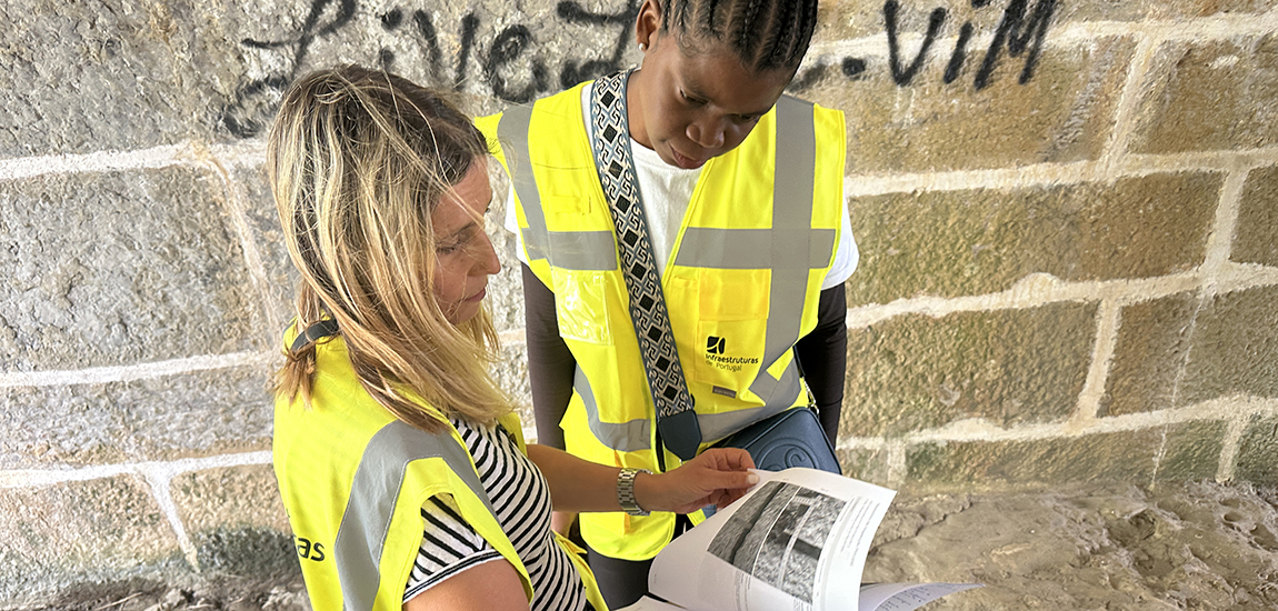 Foto 2 Técnica da IP a explicar processo a uma formanda 