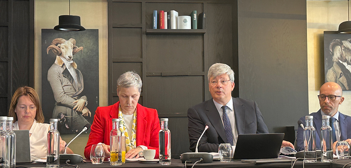 Fotografia do Presidente da IP na mesa da presidência