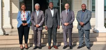 Presidente do Conselho de Administração da REVIMO, S.A., Constantino Gode (ao centro), Membros do Conselho de Administração (nas pontas) e equipa Técnica da IPE 