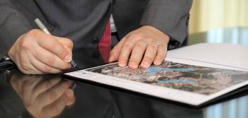 Imagem da assinatura de protocolo entre a IP e Câmara Municipal da Guarda, que visa beneficiar as acessibilidades das populações à estação ferroviária da Guarda